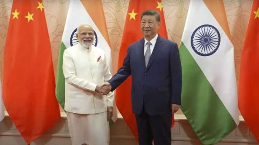 Elefantul indian se aliază cu dragonul chinez și cu ursul rus împotriva vulturului american. Astfel, acesta din urmă devine o simplă cioară