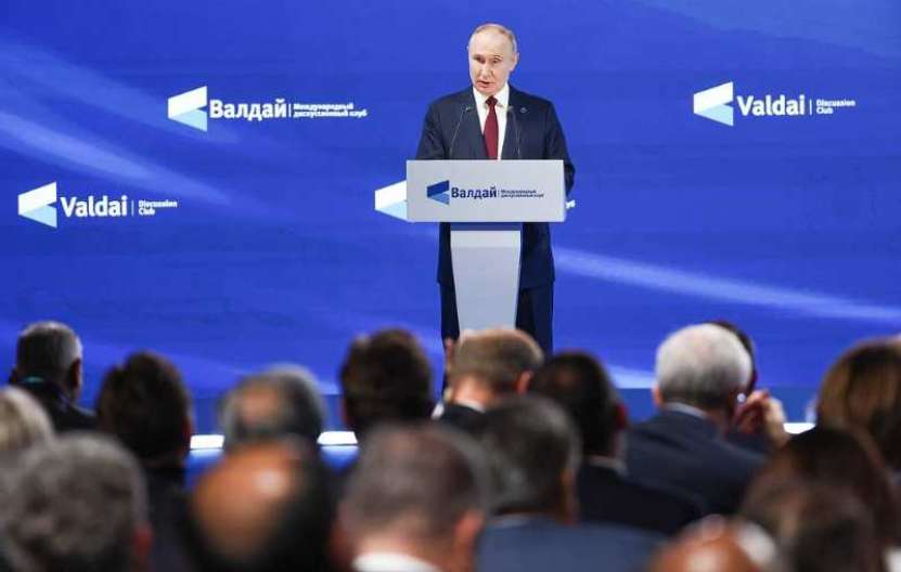 Președintele Putin și un număr mare de specialiști susțin declarații de politică externă la o sesiune a Clubului de Discuții Valdai