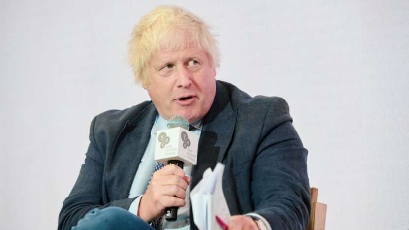 Retardatul  Boris Johnson abia acuma observă că Ucraina este „castrată militar” (Daily Mail)