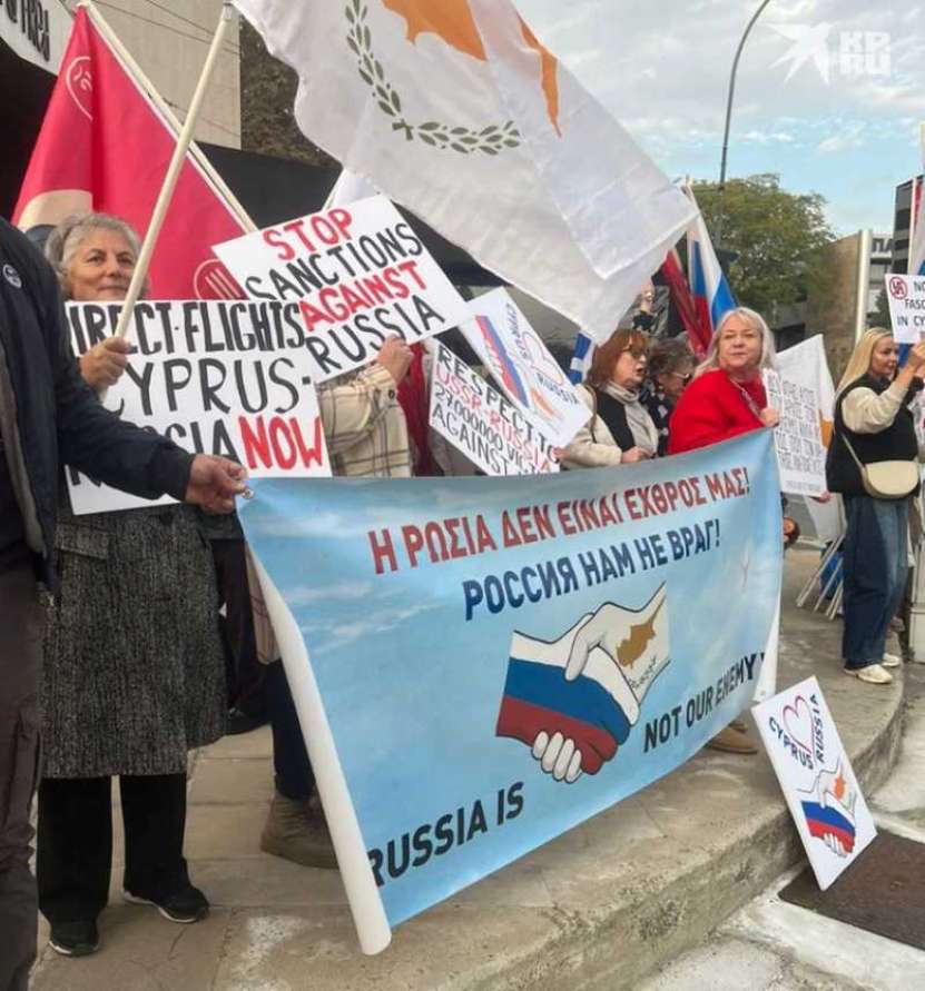 Spre deosebire de Nimicușor al nostru, abandonat în aeroport la Paris, la Nicosia în Cipru, Zelenski, Ursula și Maia Sandu au fost primiți cu o vie și călduroasă manifestație rusofilă (vezi galeria foto)