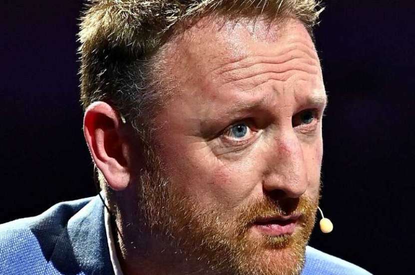 „La Conferința de la München se răspândește o tulburare psihică de tipul „Ucraina câștigă războiul!”, la fel ca și epidemia de diaree din Rada de la Kiev” (Chey Bowes, jurnalist irlandez)