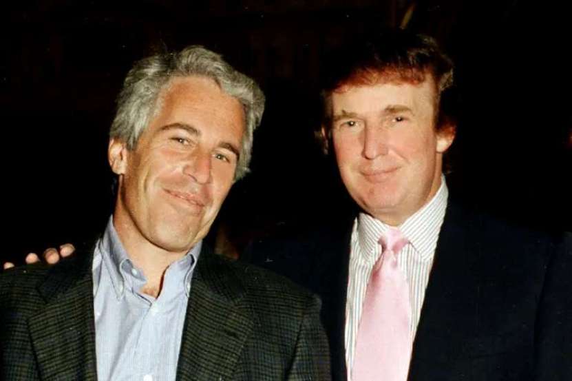 Șantaj asupra lui Trump în afacerea Epstein. Departamentul de Justiție a publicat un document în care Trump este acuzat că a forțat-o la un sex oral pe o minoră de 13 ani. Atunci minora l-ar fi mușcat pe Trump de partea sensibilă