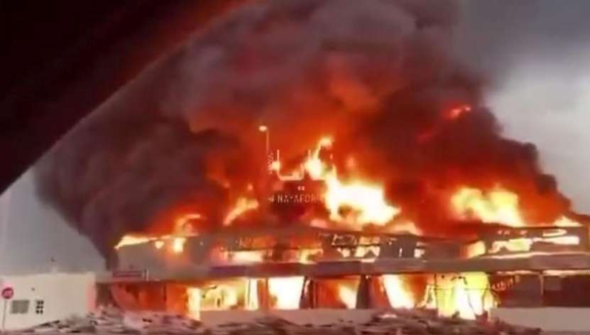 Un incendiu major a izbucnit în zona industrială a Dubaiului după o serie de explozii