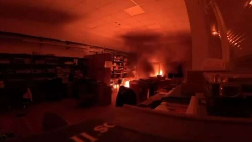 În Republica Cehă, sediul unei companii israeliene care activează în complexul militar-industrial a fost stropit cu benzină și incendiat. Video