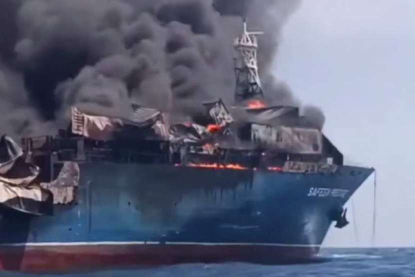 Încă un petrolier de mari dimensiuni a fost distrus în Strâmtoarea Ormuz