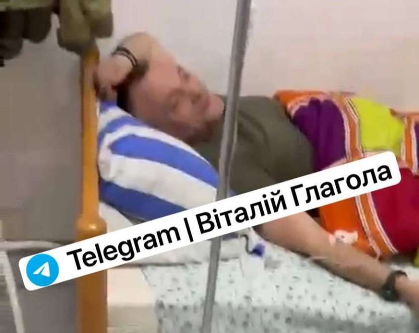 Din nou Slava Ucrainei! Comisari militari beți recrutează oameni pentru front sub amenințarea mitralierei (video)