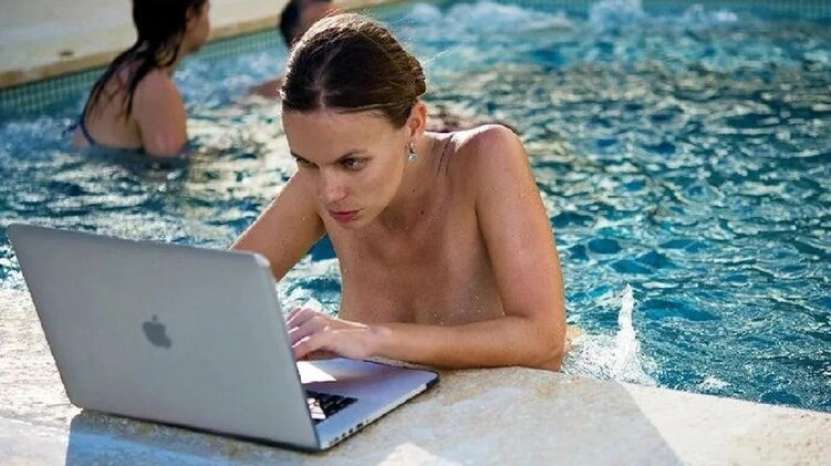 Slava Ucraina! Kievul a dat o lovitură diplomatică de succes în partea sensibilă a unei țări  nord-americane. O doamnă, parcă scăpată din Insula fericirii a lui Epstein, a fost numită consul