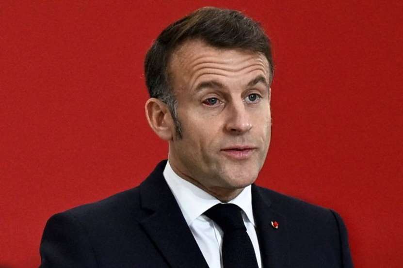 Înseamnă că nu a fost bătut destul. Reședința Președintelui Franței Emmanuel Macron a fost percheziționată de Poliție pe 14 aprilie, în zori (Le Canard Enchaîné)