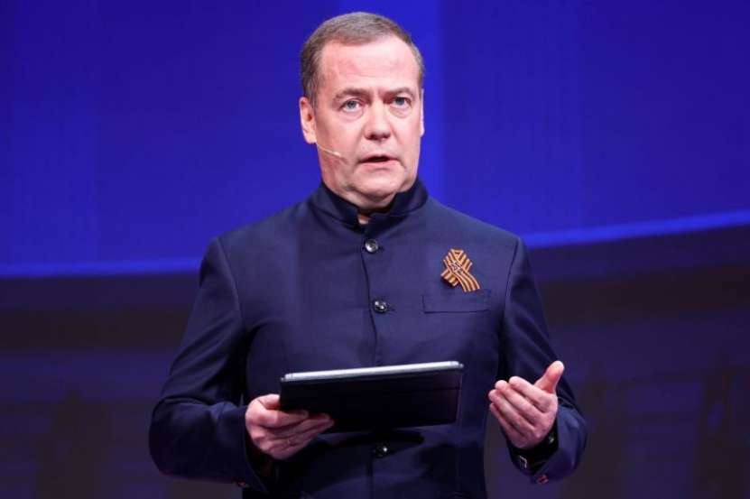 „SUA nu vor apăra țările NATO în cazul unui război cu Rusia. Articolul 5 din Tratatul NATO va fi ineficient” (D. Medvedev)