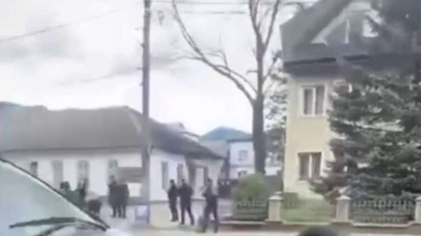 Focuri de armă la  frontiera de nord a României, în Ucraina. Comisarii de mobilizare trag asupra populației civile (video)