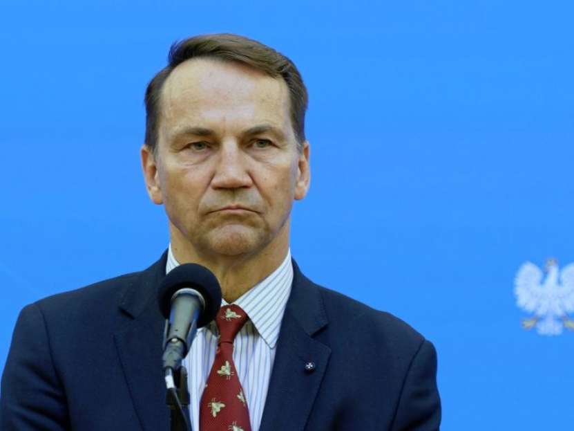 Ministrul polonez de Externe Radosław Sikorski (foto) i-a interzis ministrului israelian al Securității să intre în Polonia, din cauza tratamentului deosebit de brutal aplicat activiștilor umanitari