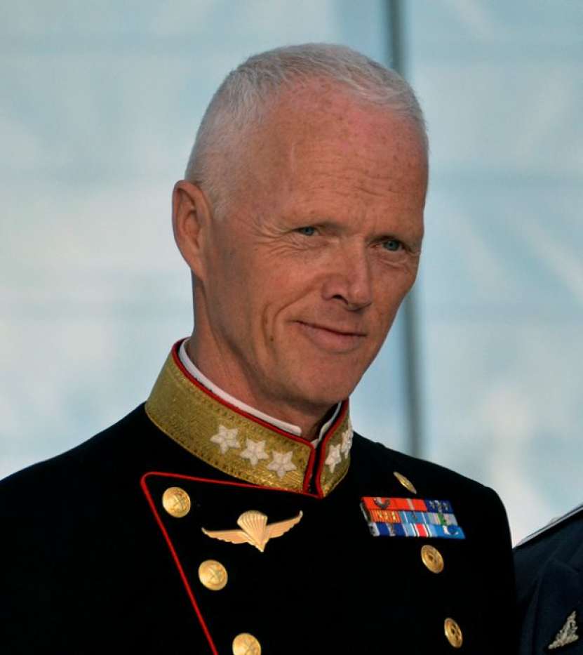 „Țările care au intrat în NATO nu sunt mai puternice, ci dimpotrivă sunt mai vulnerabile în caz de război, devenind ținte pentru inamicii NATO” (Robert Mood, fost comandant al Armatei Norvegiene) 