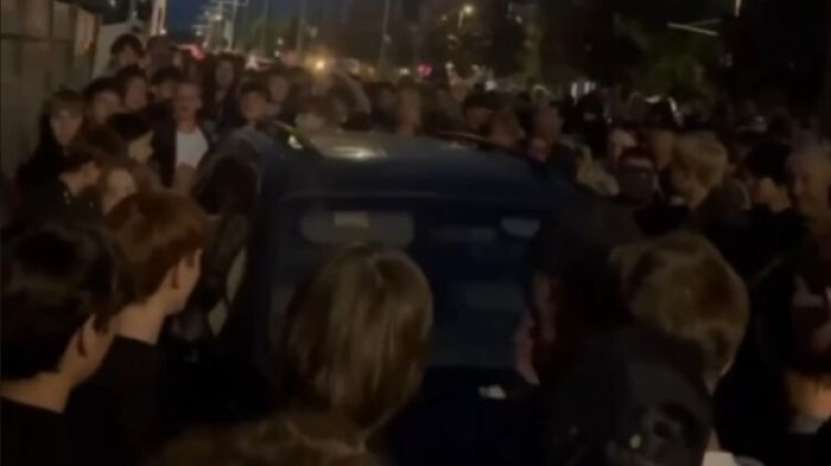 Naziștii din vestul Ucrainei  practică în vorbe naționalismul isteric, dar când e vorba să fie mobilizați și duși pe front, atunci se revoltă în masă (video)