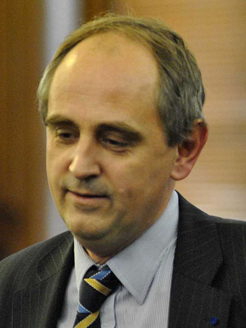 „Summitul NATO de la Ankara a fost o pantomimă în care lideri serioși au spus lucruri absurde!” (EUObserver)