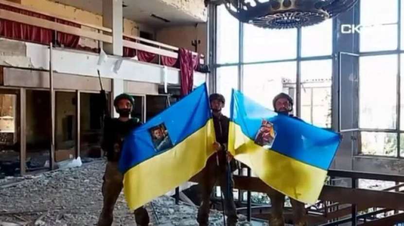 Ca în filmele cu proști.  Doi soldați ucrainieni au intrat pe furiș, cu un steag ucrainiean, într-un oraș cucerit de ruși, pentru un filmuleț propagandistic, să raporteze că au recucerit orașul. Dar ghinion: au fost prinși de soldații ruși!