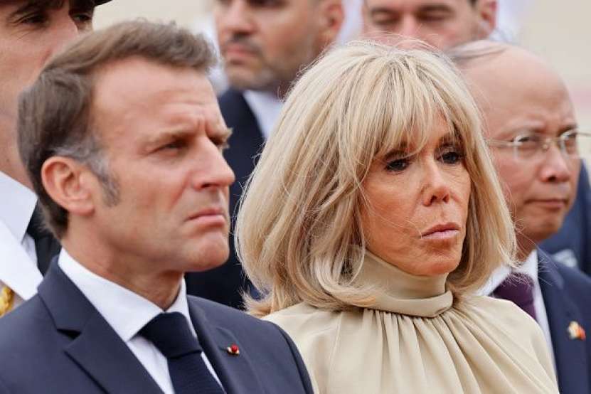 Emanuel Macron, om pățit, interzice accesul adolescenților la „rețelele sociale”,  să nu vadă cumva filme pentru adulți și să aibe fantezii erotice cu profesoarele bătrâne de la liceu 