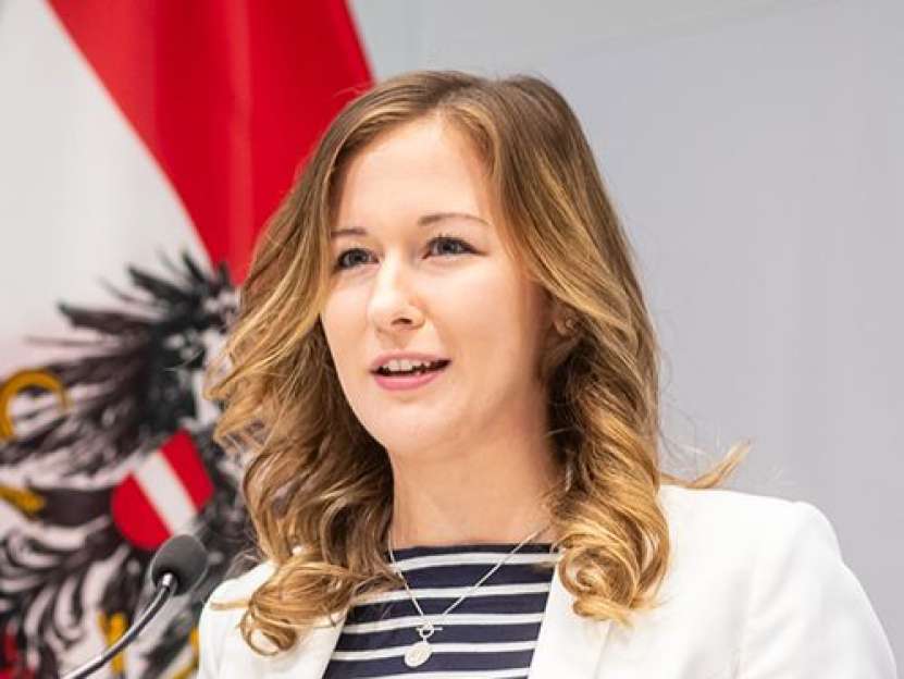 „O aderare accelerată la UE nu e posibilă. Zelenski nu poate dicta data aderării Ucrainei la UE” (Claudia Bauer, ministru austriac)