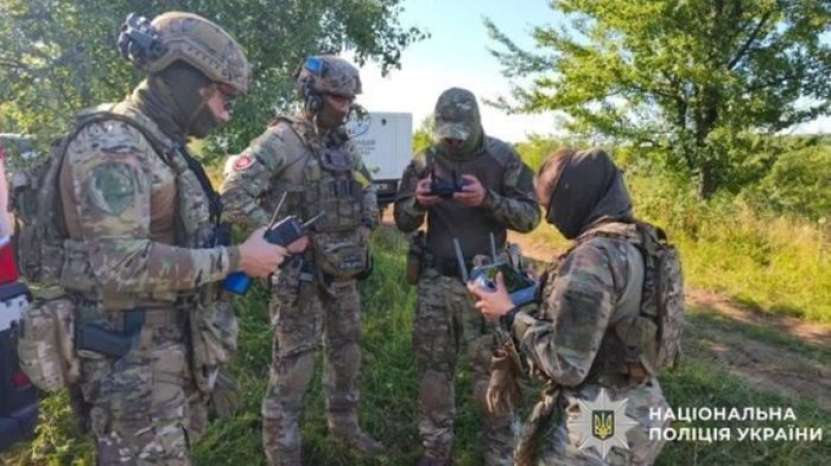 Haiducii Bucovinei în varianta de azi. În regiunea Cernăuți aflată sub ocupație nazistă, un bărbat a tras cu o armă de vânătoare asupra polițiștilor care-l voiau pe front, după care a fugit în pădure 