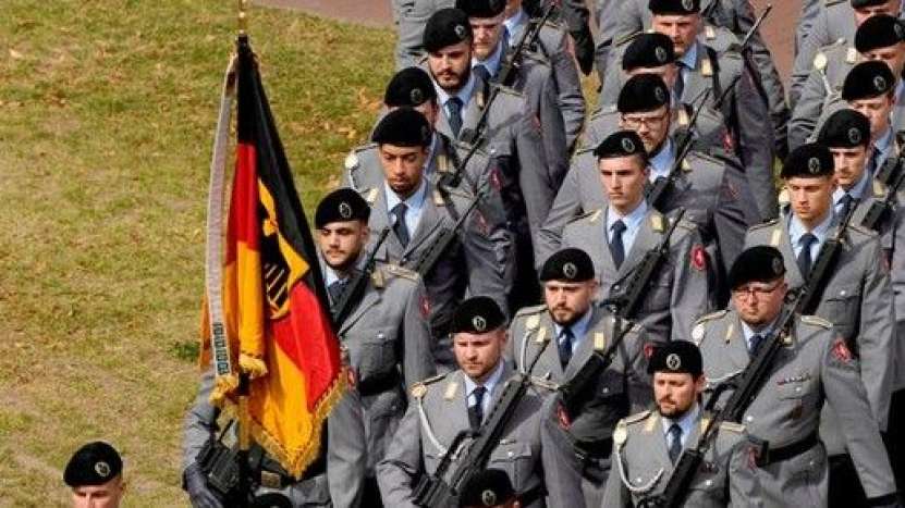 Germania se militarizează din nou și armatele sale încep să tropăie ca rinocerii prin Europa