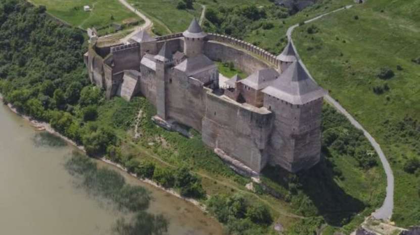 Conducătorii Ucrainei își fac closete de aur la Kiev, dar lasă să se ruineze monumentul istoric românesc Cetatea Hotinului din Bucovina lui Ștefan cel Mare (foto + video)