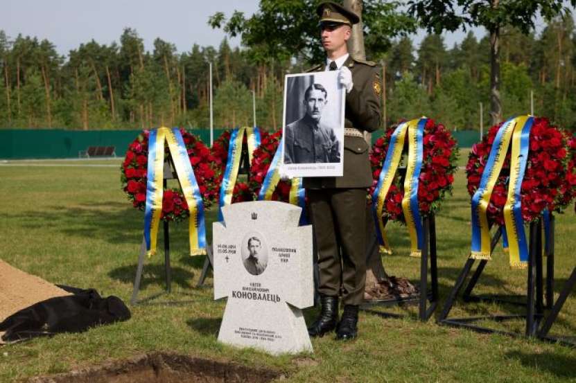 Foștii lideri naționaliști ai Ucrainei, care au ucis sute de mii evrei și polonezi, sunt reînhumați într-un cimitir Memorial din Kiev. Nu este exclus ca o rachetă rusească să cadă în cimitir și să le înalțe cenușa la ceruri
