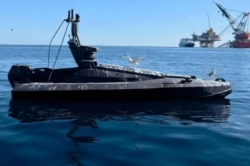 Dacă ar avea minte cât o găină, președintele României și-ar da seama ce țară vecină ar avea motive să organizeze atentate cu drone maritime la Platforma Deep Neptune. Da, țara care a pierdut procesul de la Haga cu România din 2009 