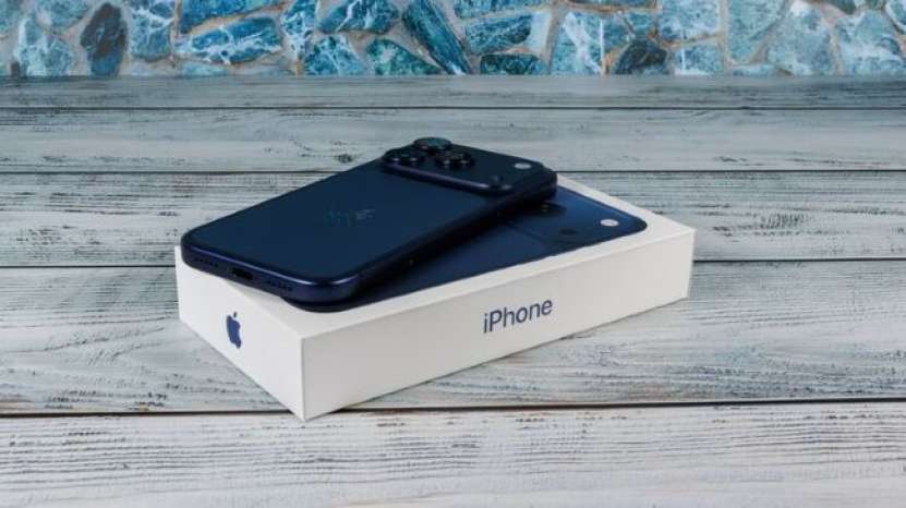SUA le fac cadou oficialilor ucrainieni câte un iPhone 17, ca să îi poartă spiona mai ușor și permanent