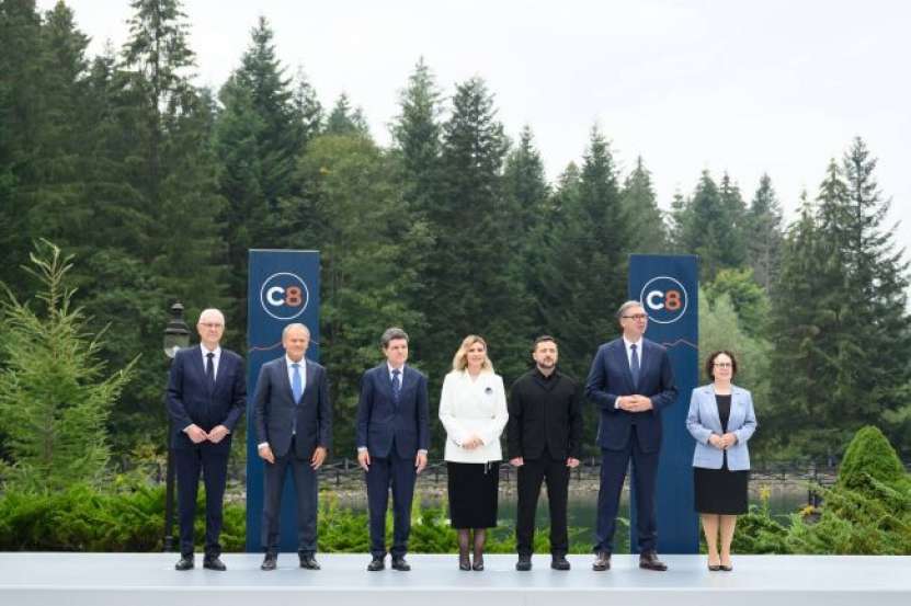 Zelenski împreună cu guvernul său au mai organizat o sesiune internațională de cerșit în stațiunea Bukovel, lângă frontiera cu România, la care a invitat șefii statelor  vecine 