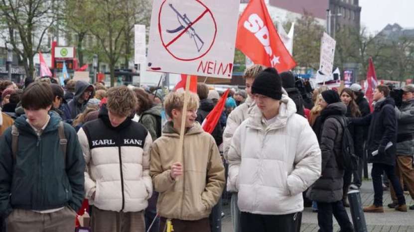 Elevii de liceu din Germania organizează proteste în toată țara impotriva serviciului militar 