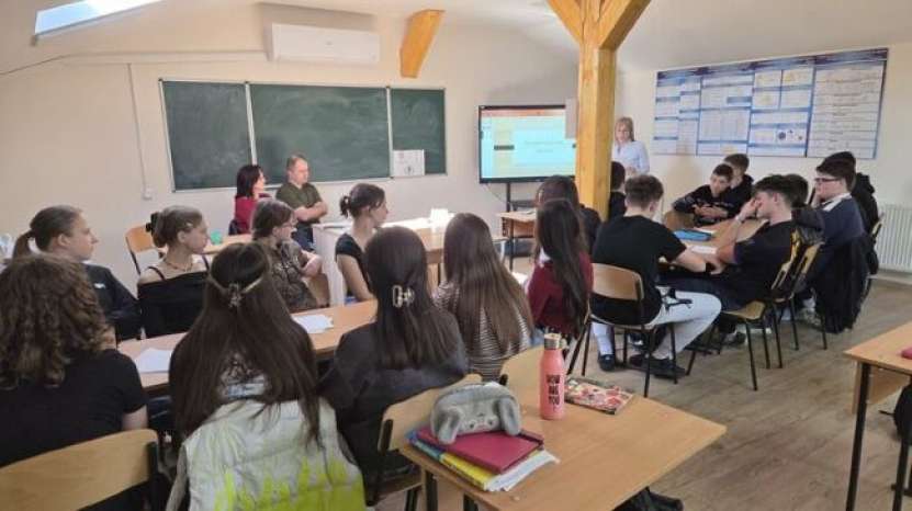 În Ucraina, ucrainizarea forțată prin școală a început deja să se  fâsâie și să miroasă urât, la cererea categorică a Ungariei. Românii, lași ca de obicei, au noroc cu ungurii