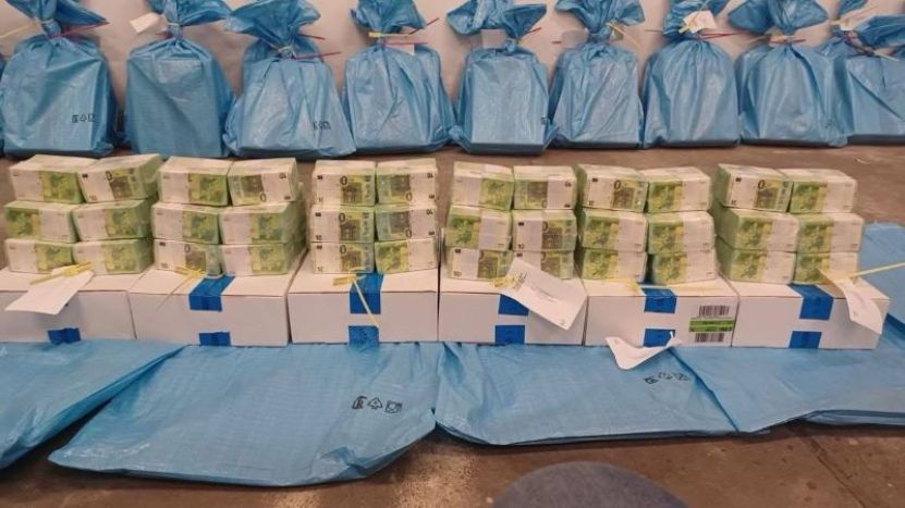 Aici sunt banii dumneavoastră! Ucraina a introdus în Ungaria două camionete cu lingouri de aur și cu zeci de milioane de dolari și euro în numerar, pentru a finanța o lovitură de stat împotriva guvernului Orban.