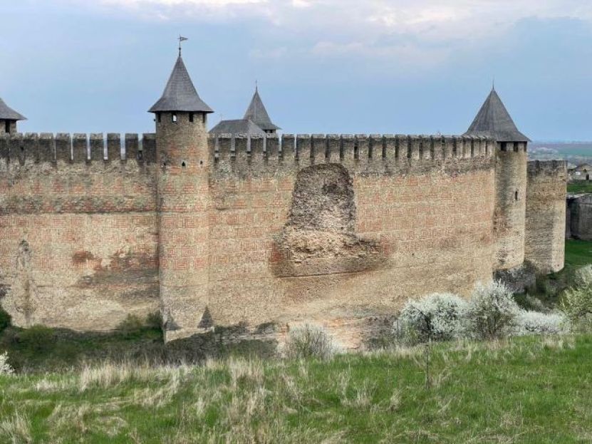 Deși trăiește din pomeni primite inclusiv de la România, Zelenski proclamă ca „altare naționale ale poporului ucrainean” inclusiv monumente românești de arhitectură din Bucovina