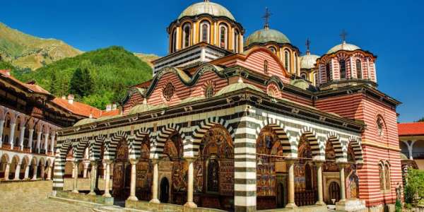 Episcopi și stareți ai Bisericii Bulgare s-au ridicat în sprijinul Lavrei și al Bisericii Ortodo...