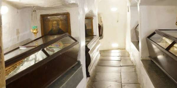 Încă o crimă culturală anti-creștină în Ucraina: moaștele sfinților din Lavra Pecerska din ...