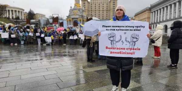 Femeile și copiii din Ucraina fac manifestații, cerând demobilizarea! Relatează publicația fran...
