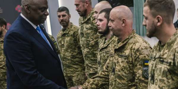 Șeful Pentagonului minte fără să roșească. Spune că armata Ucrainei continuă să facă progr...