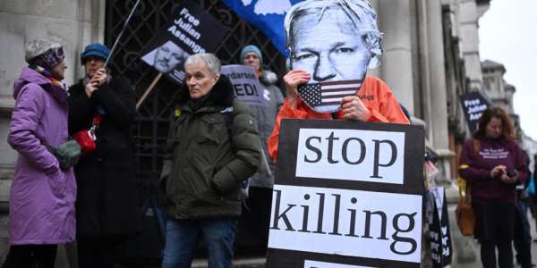 De ce vor „democrații” de americani să-l omoare pe ziaristul Julian Assange?